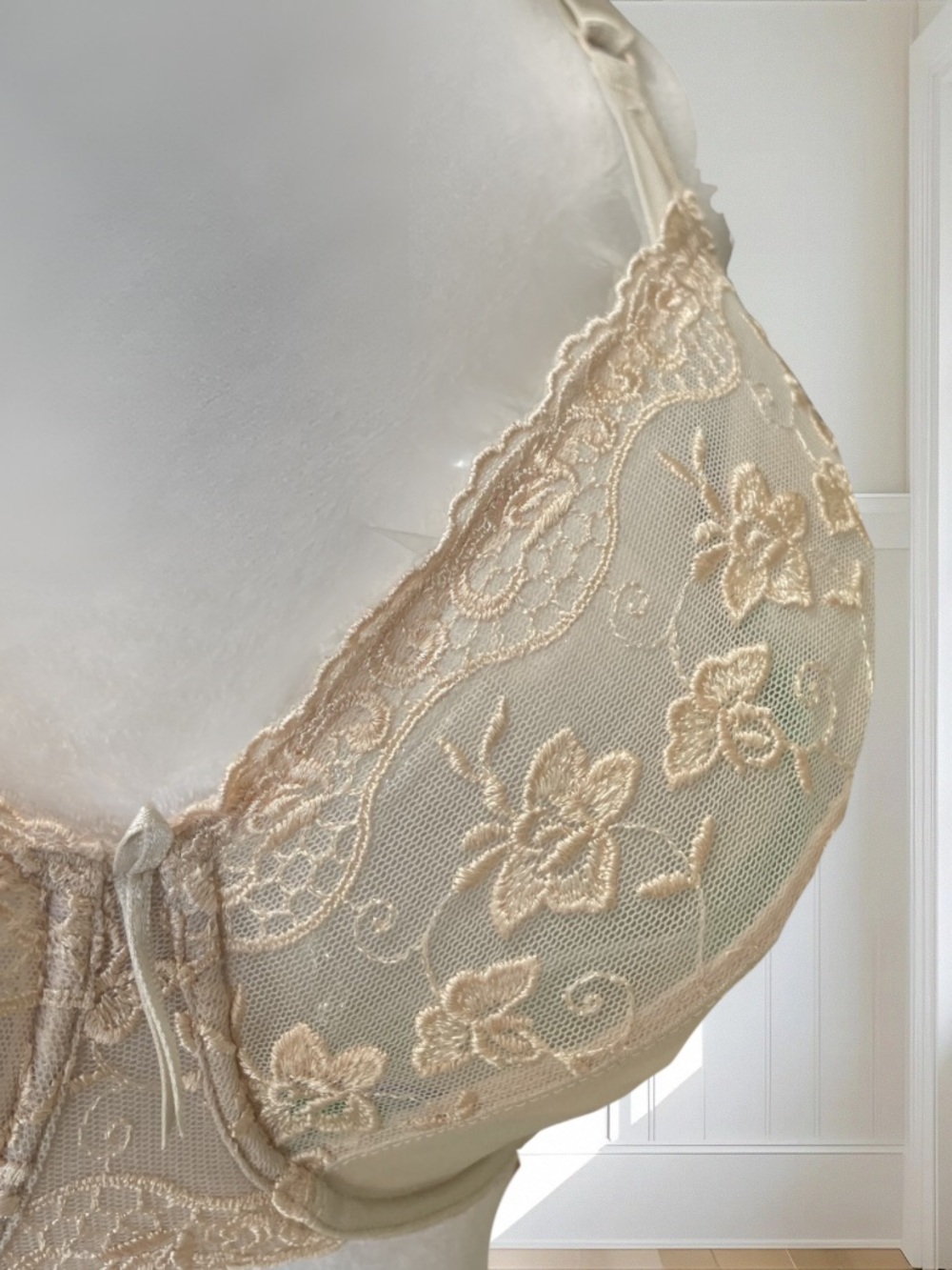 WACOAL Women's 36D Cream Beige Embrace Lace Unlined Underwire Bra 85711 - Picture 2 of 9